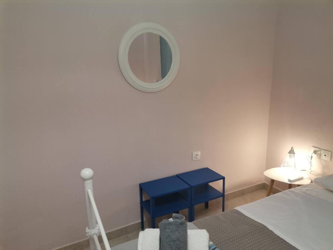 Blue central apt 10 min to the port/ wash machine view 5
