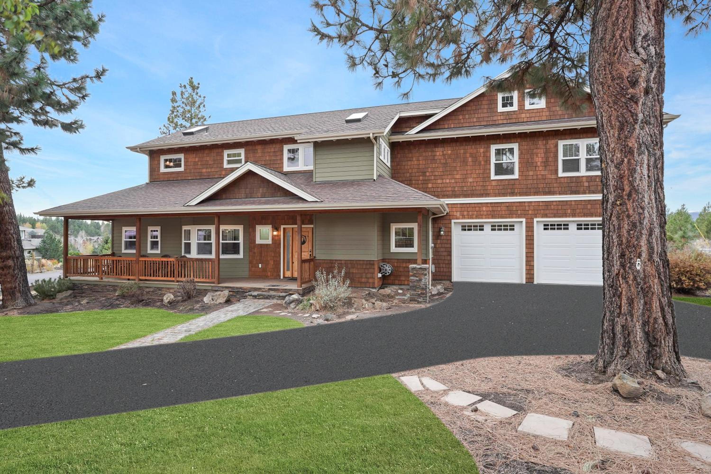 Spacious Five Peaks Home with Soaking Tub and BBQ view 4
