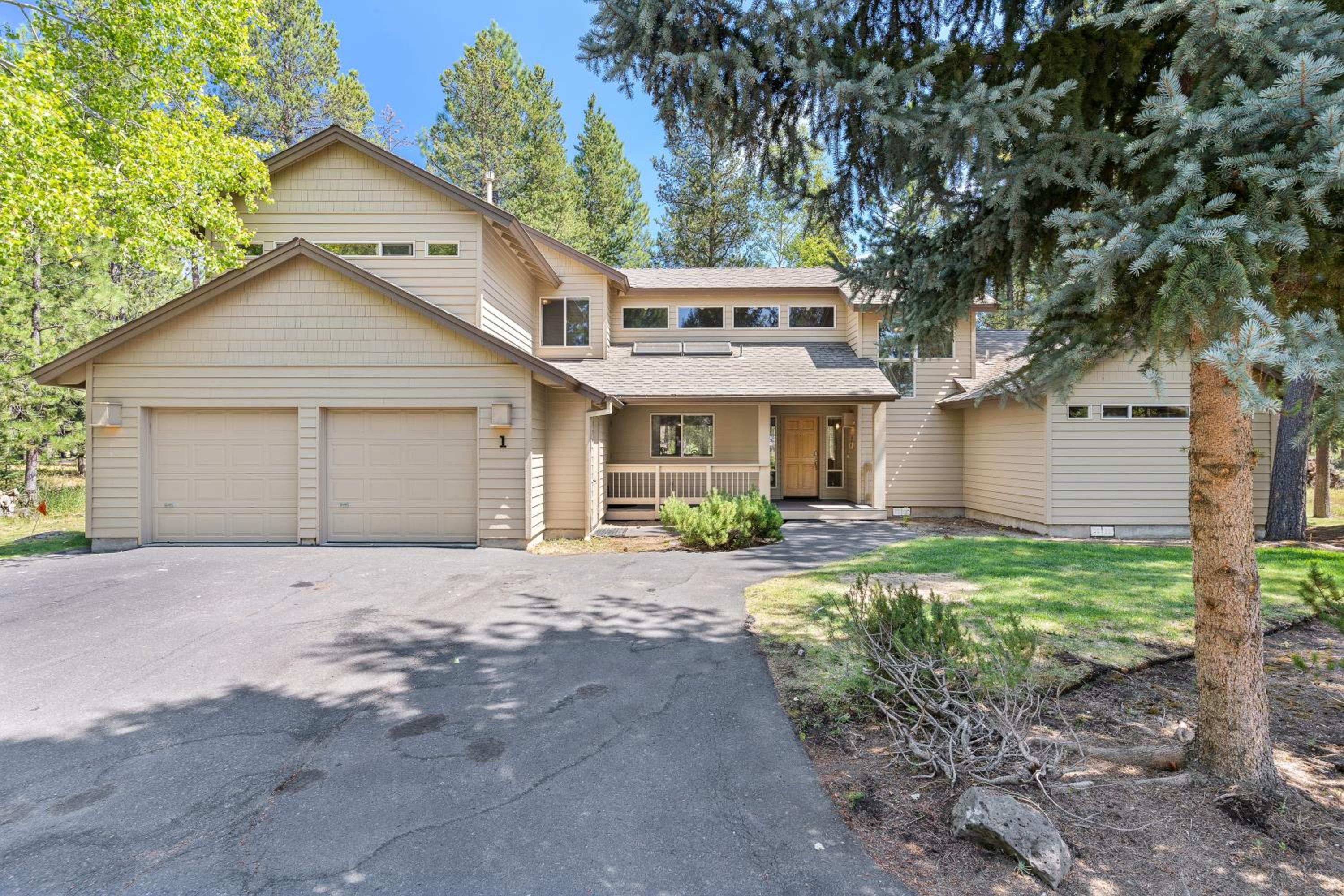 1 Colonial Private Family Vacation Home features Bikes to Explore Sunriver view 3