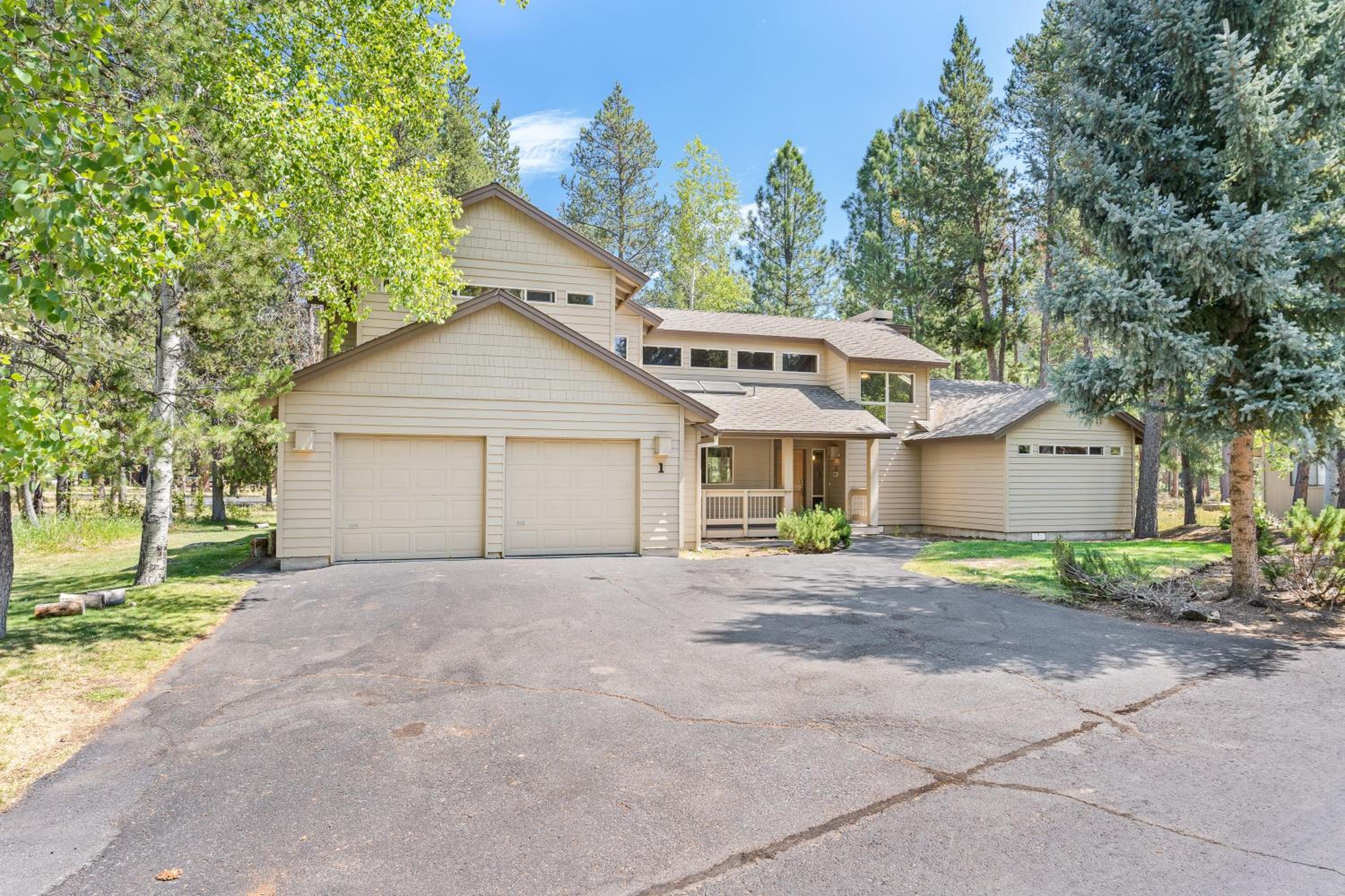 1 Colonial Private Family Vacation Home features Bikes to Explore Sunriver view 5