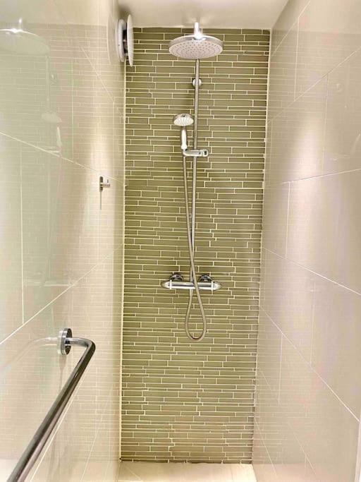 2Bdr Modern Apartment in Hammersmith West London