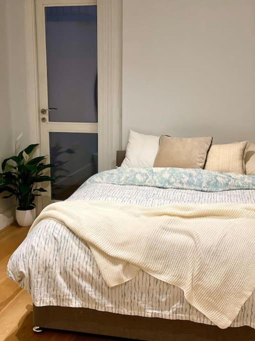 2Bdr Modern Apartment in Hammersmith West London