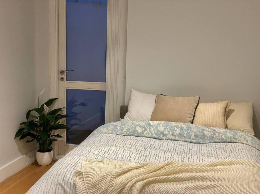 2Bdr Modern Apartment in Hammersmith West London