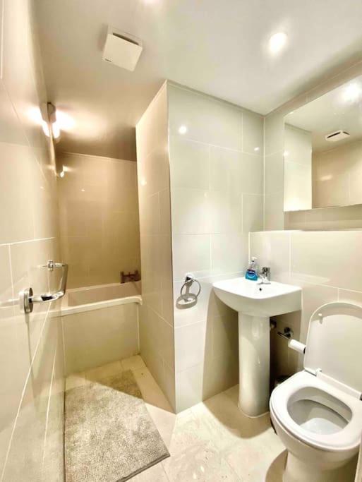 2Bdr Modern Apartment in Hammersmith West London