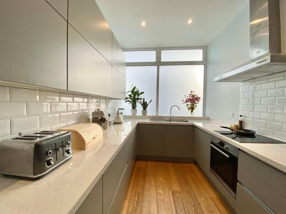 2Bdr Modern Apartment in Hammersmith West London