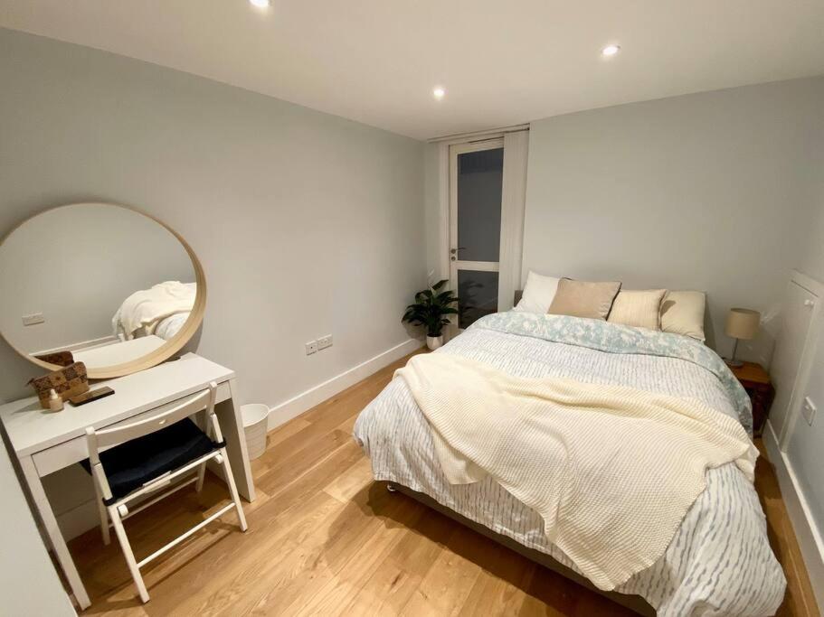 2Bdr Modern Apartment in Hammersmith West London