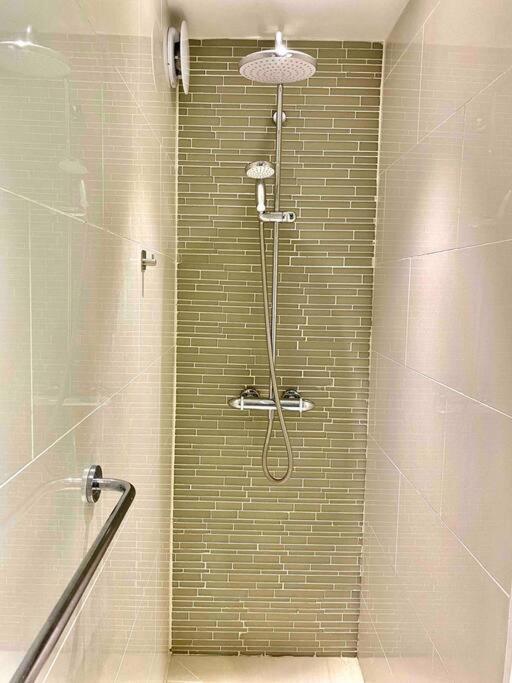 2Bdr Modern Apartment in Hammersmith West London