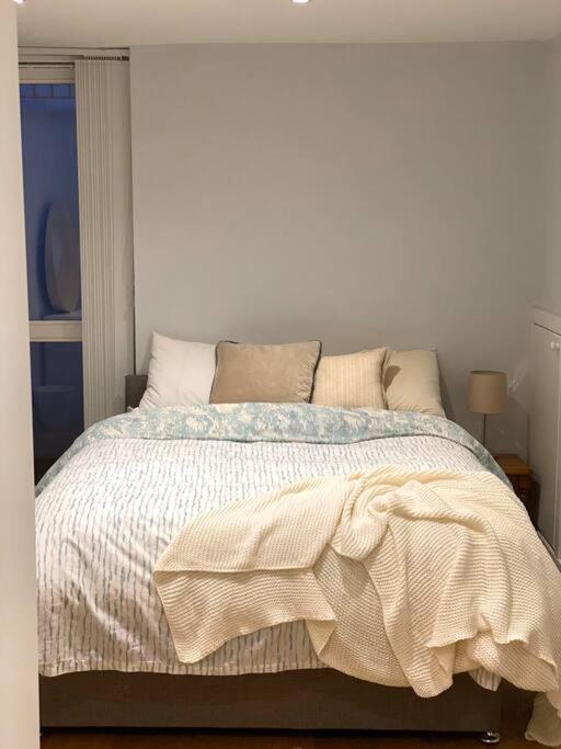 2Bdr Modern Apartment in Hammersmith West London