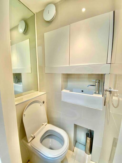 2Bdr Modern Apartment in Hammersmith West London