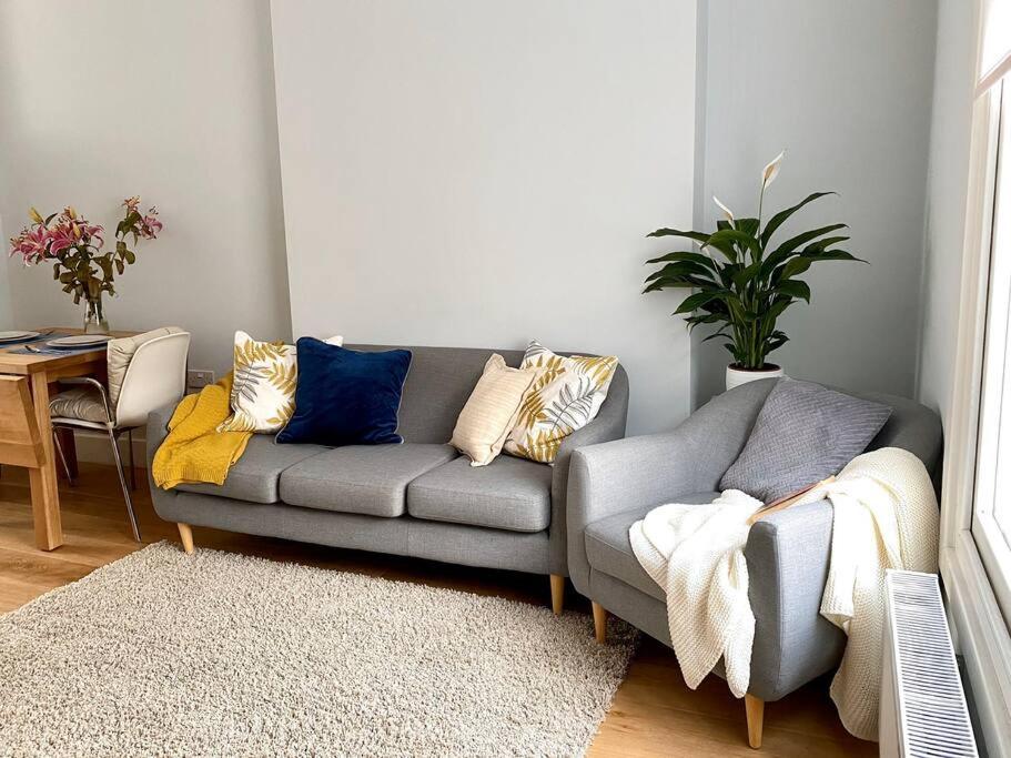 2Bdr Modern Apartment in Hammersmith West London