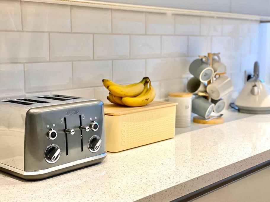 2Bdr Modern Apartment in Hammersmith West London