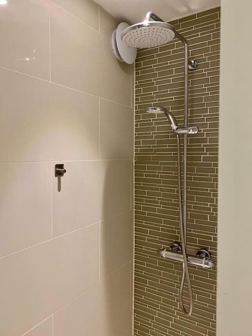2Bdr Modern Apartment in Hammersmith West London