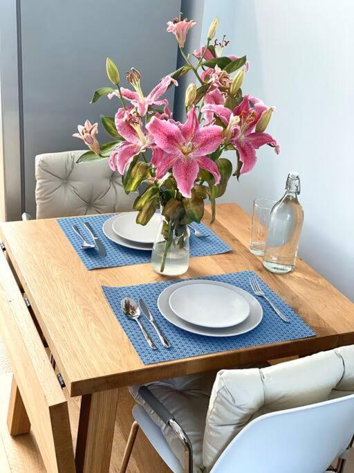 2Bdr Modern Apartment in Hammersmith West London