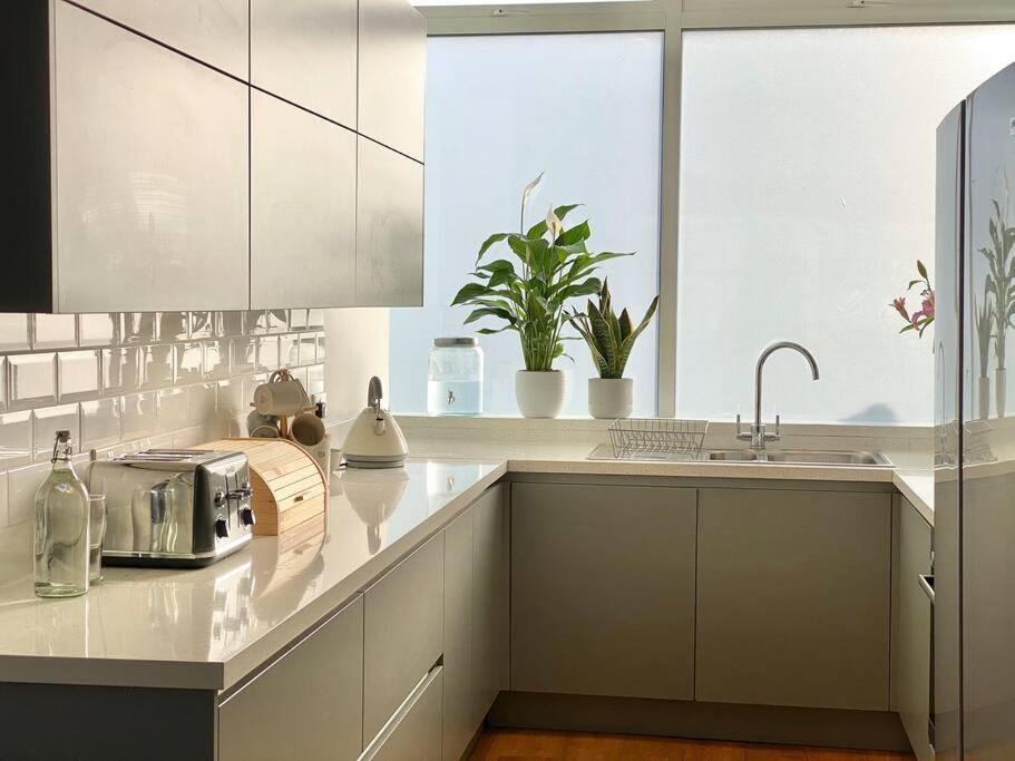 2Bdr Modern Apartment in Hammersmith West London