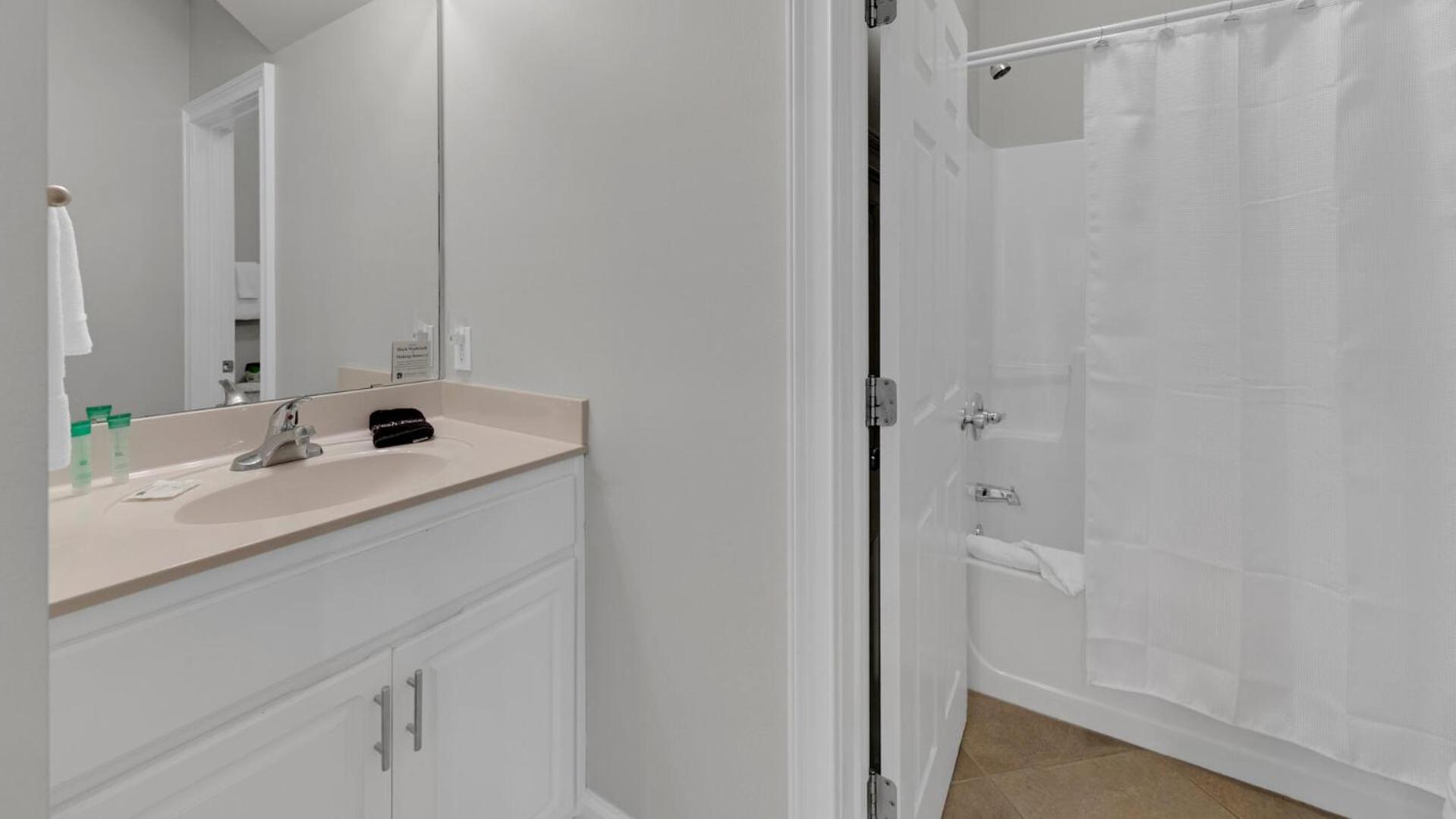 Little Oasis - Dog friendly with 3 bedrooms plus loft view 3