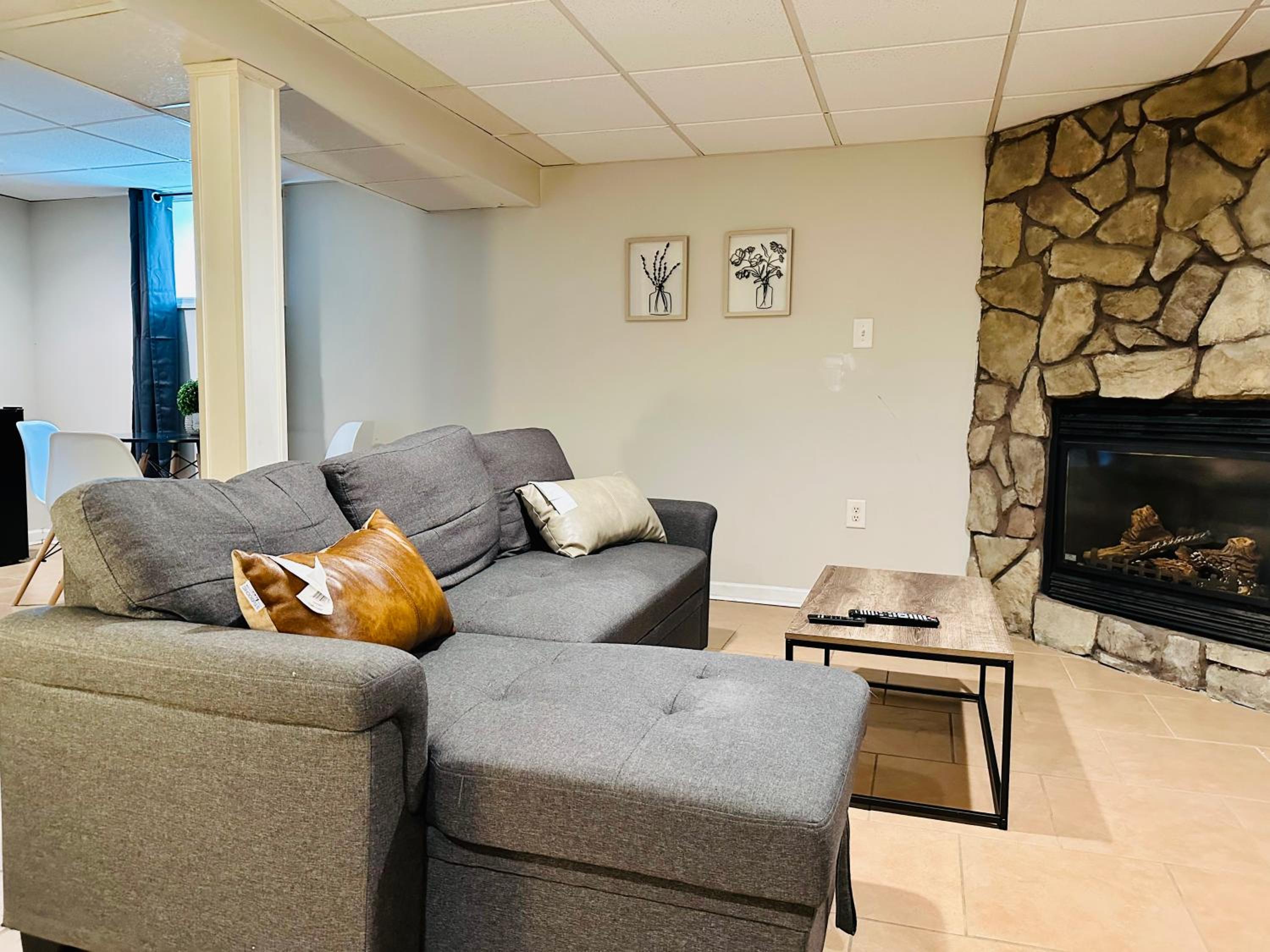 Hotel Campu’s Basement Studio w/ private entrance - Image 1