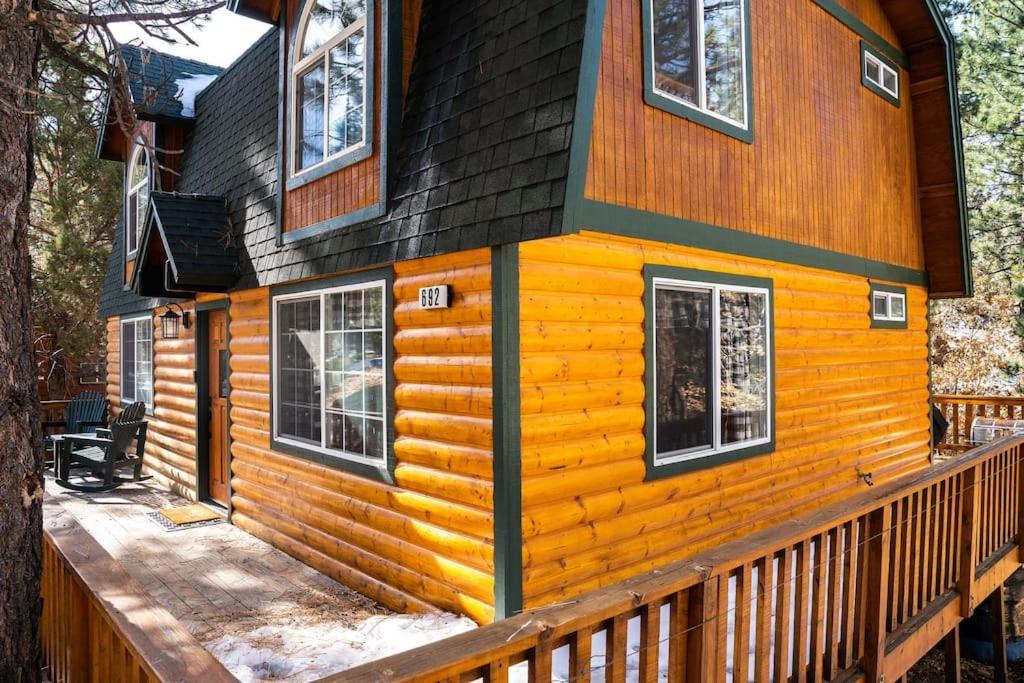 Hotel Pine Den Cabin: Arcade+Fire Pit+BBQ - Image 1