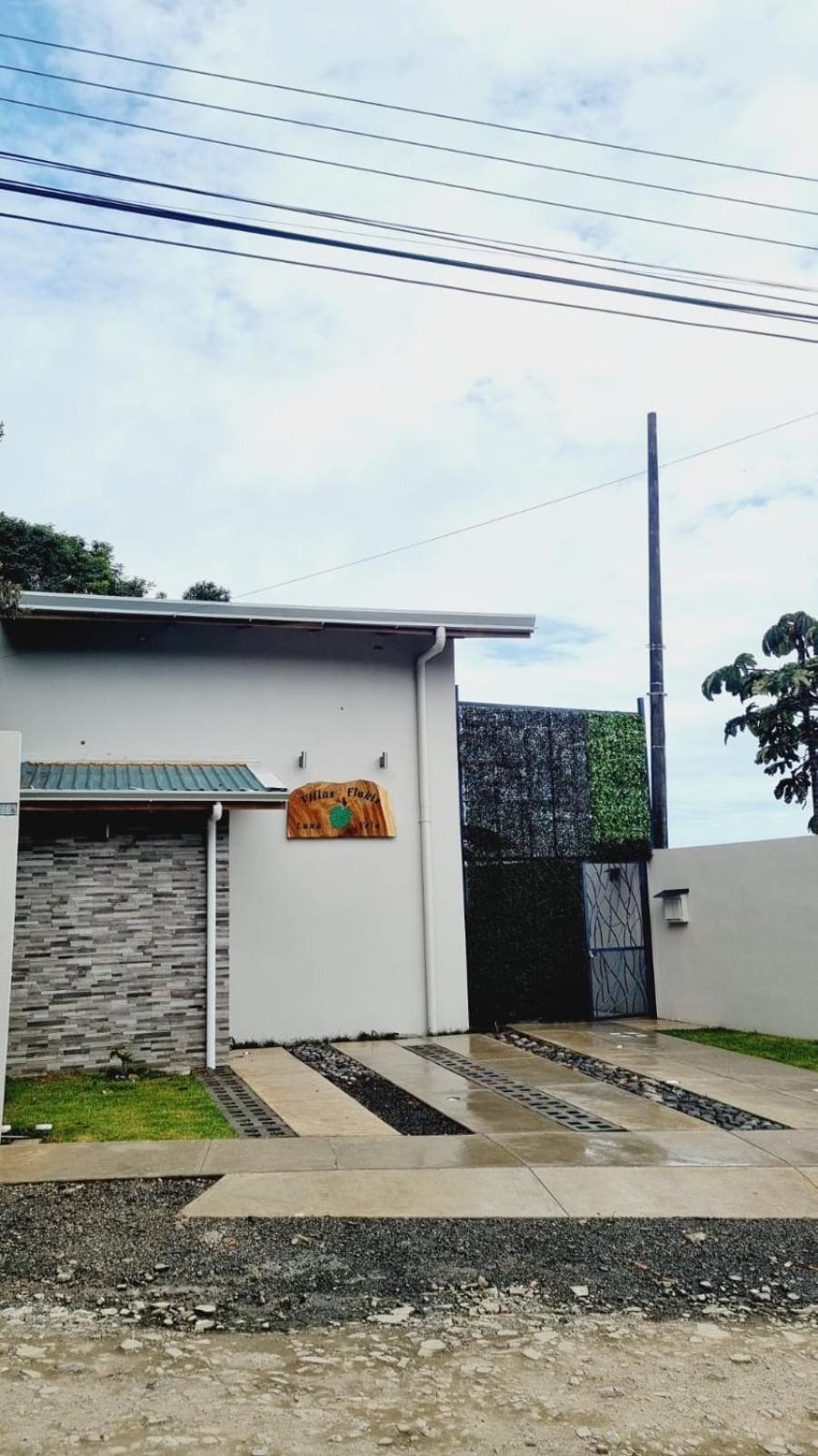 Villas Flakis, Luna