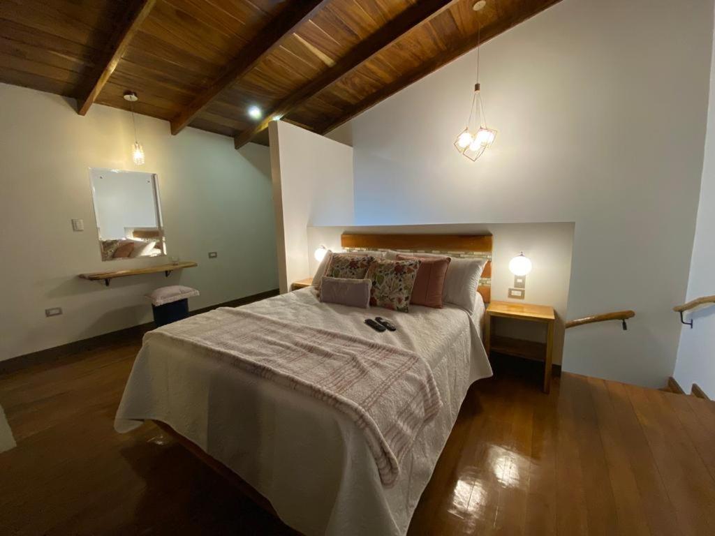 Villas Flakis, Luna