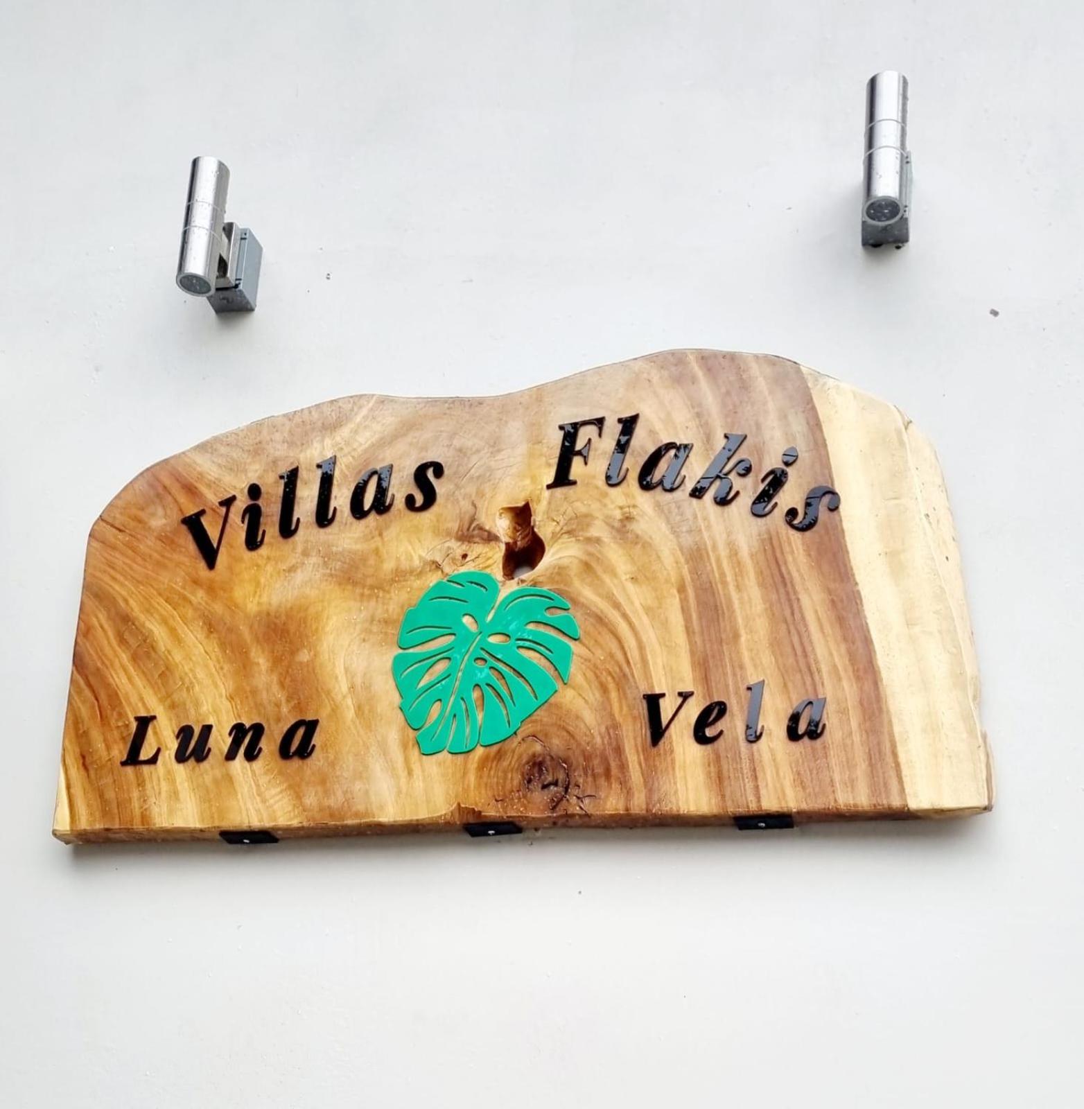 Villas Flakis, Luna
