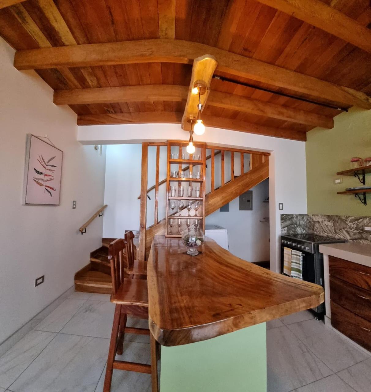 Villas Flakis, Luna