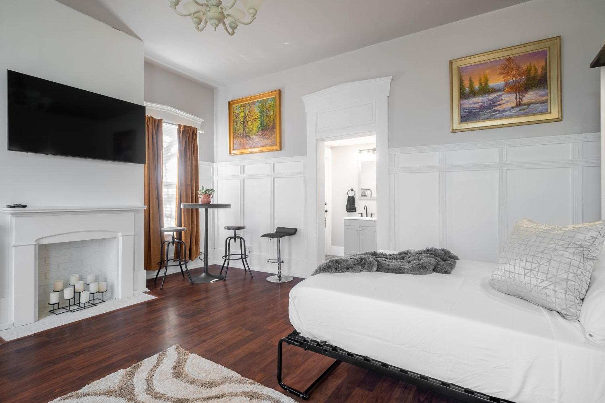 Seymour Vacations - Walk/ Bike everywhere from this Historic Chic Studio - Property Image 1