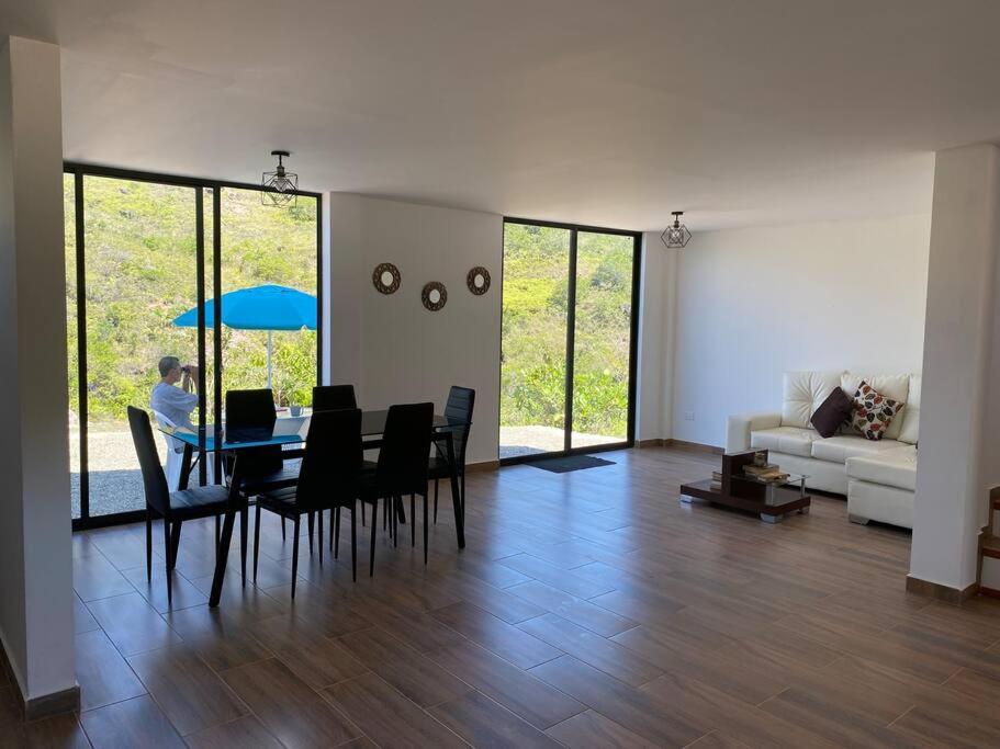 Casa campestre a 2 horas del desierto tatacoa balneario privado