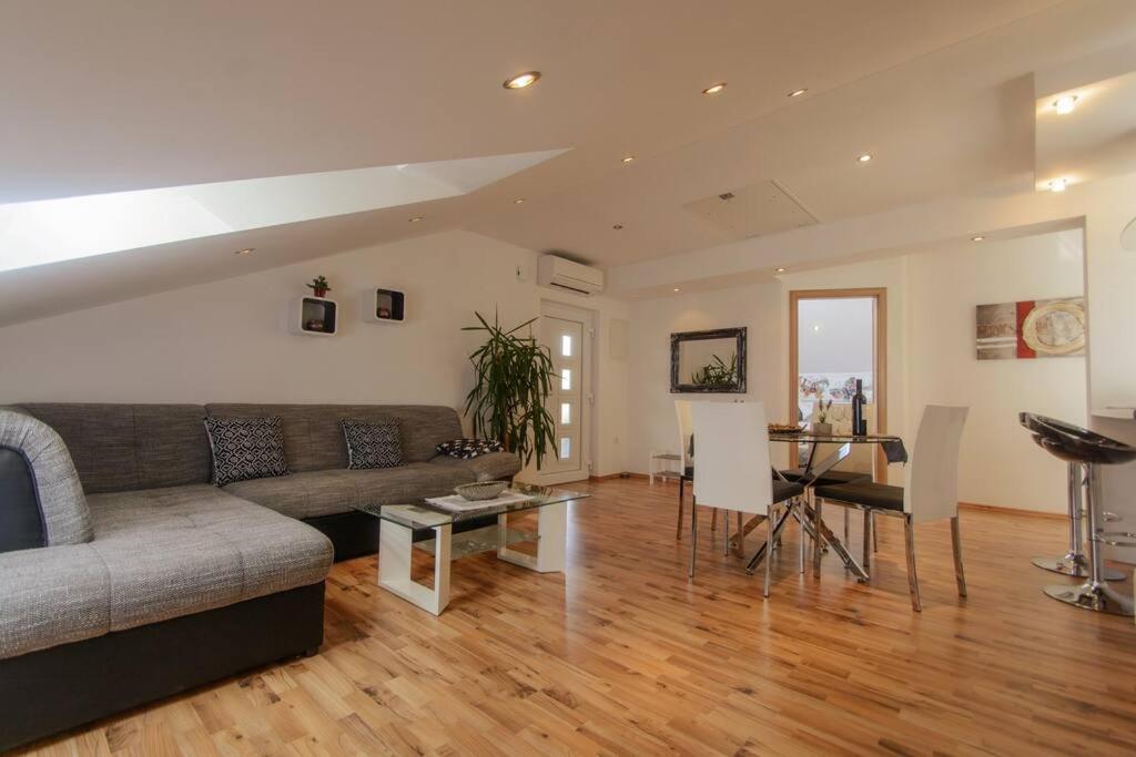 Apartman Lorena - with sea view near Old Town view 2