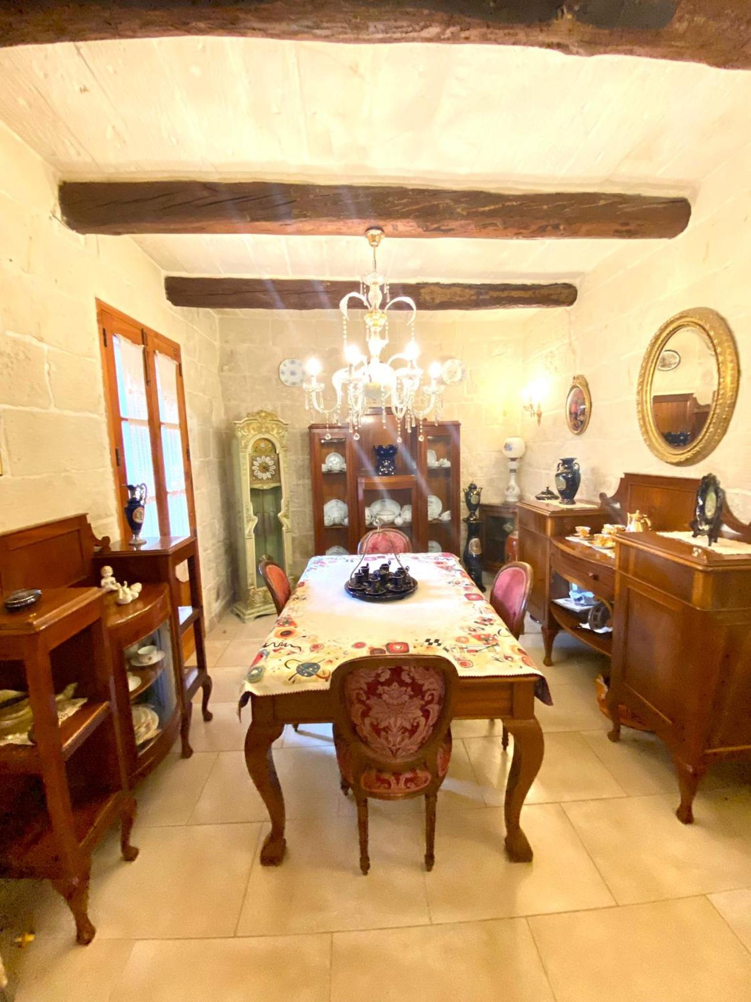 VINTAGE FARMHOUSE