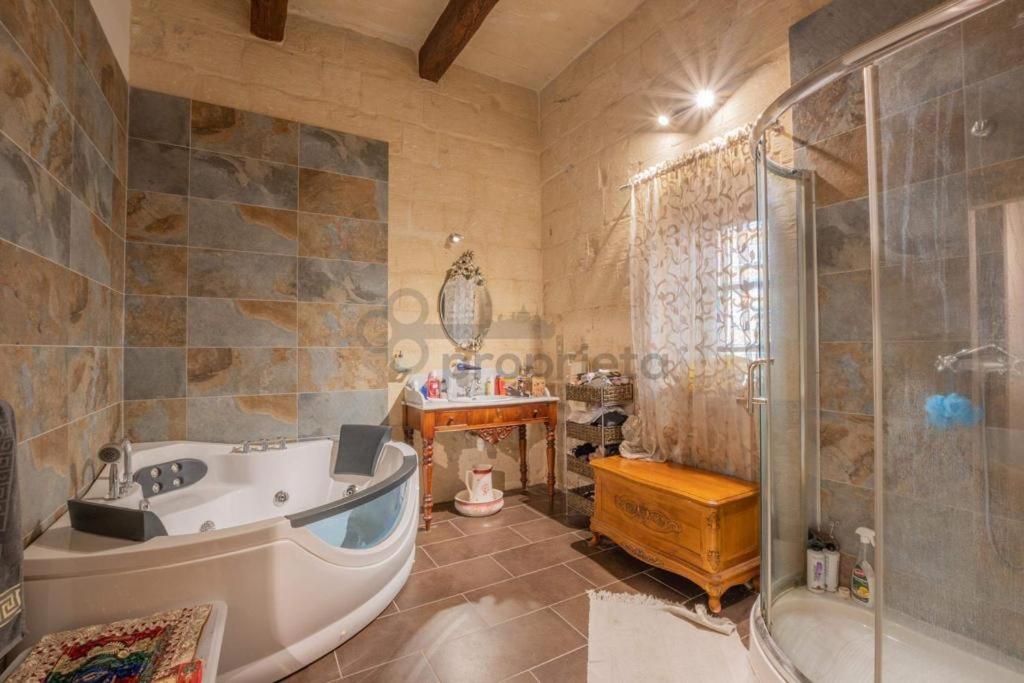 VINTAGE FARMHOUSE