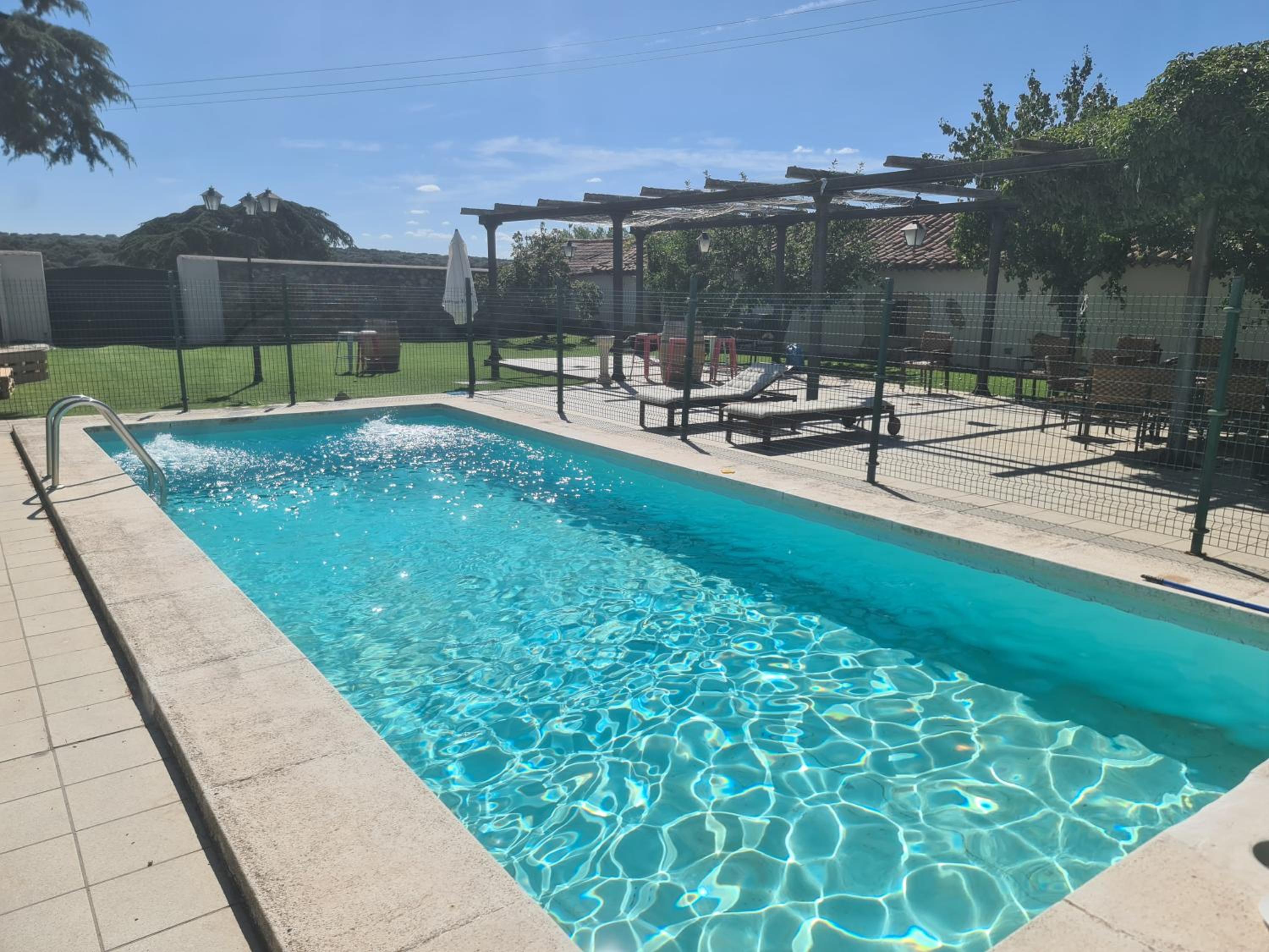 CASA RURAL PALACIO CONDE DE ALDANA con piscina entre encinares y dehesas