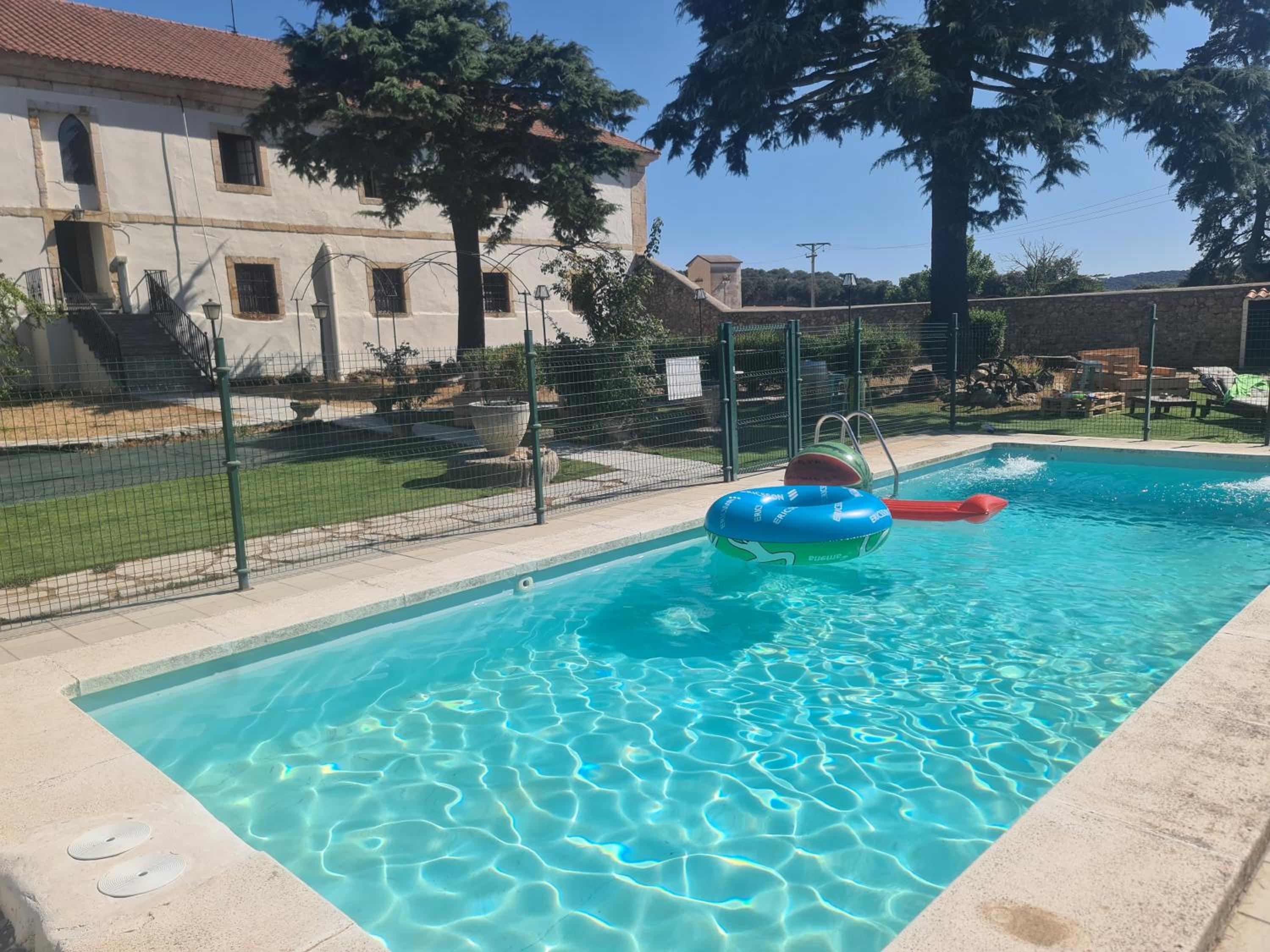 CASA RURAL PALACIO CONDE DE ALDANA con piscina entre encinares y dehesas