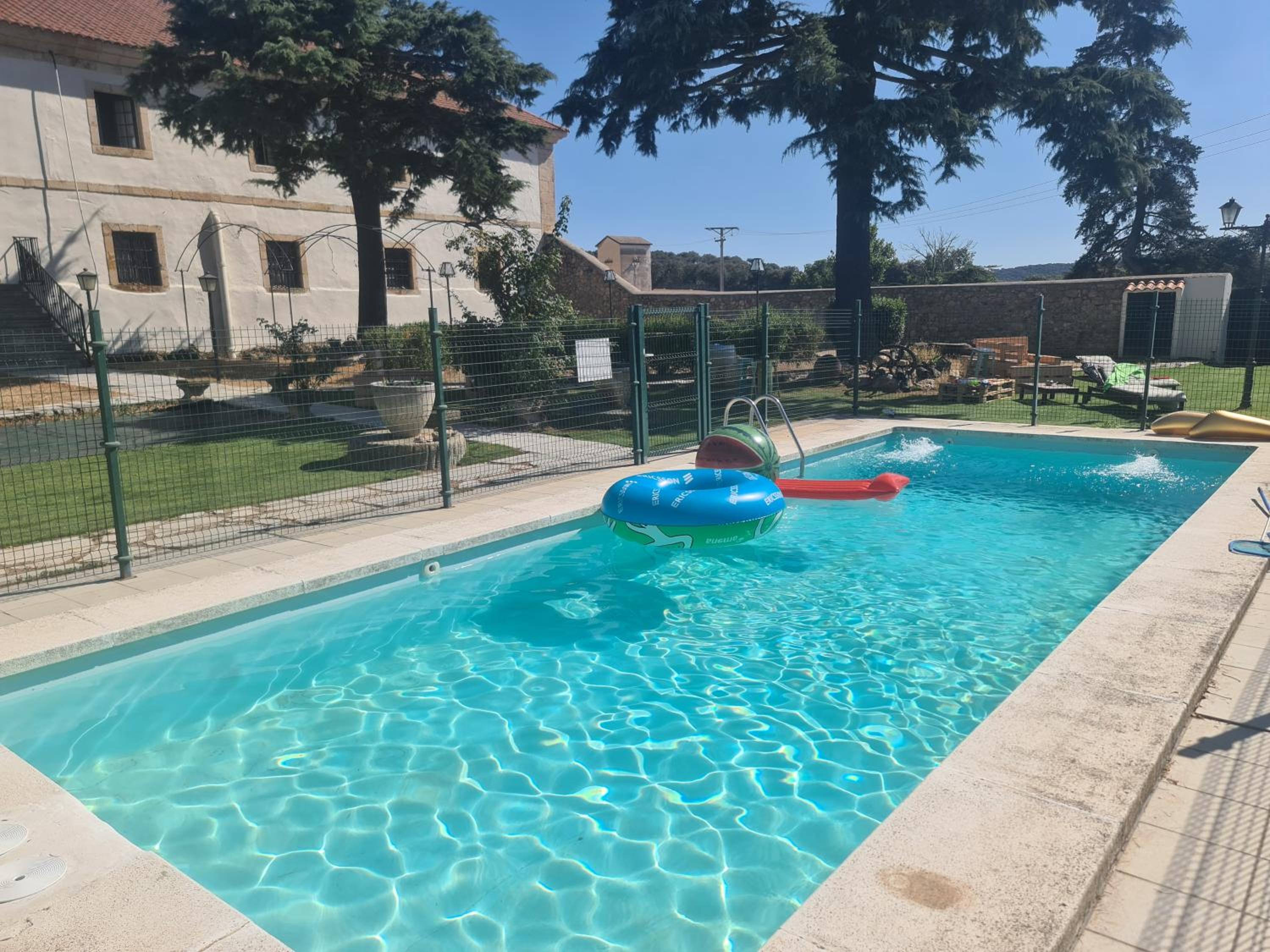 CASA RURAL PALACIO CONDE DE ALDANA con piscina entre encinares y dehesas