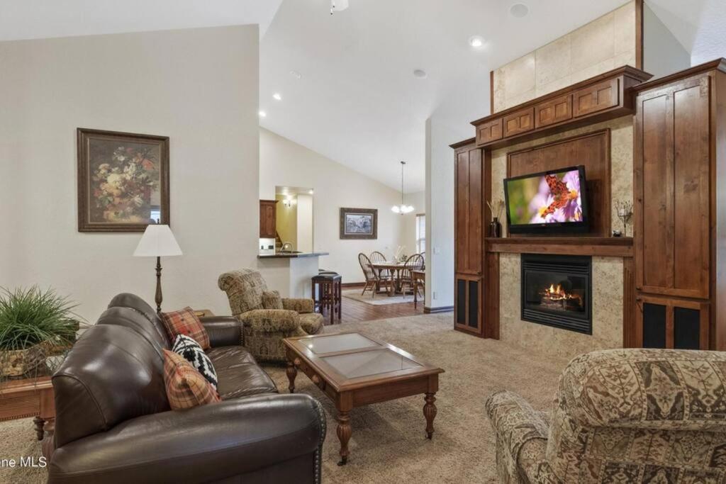 Beautiful Priest Lake Home on the Golf Course