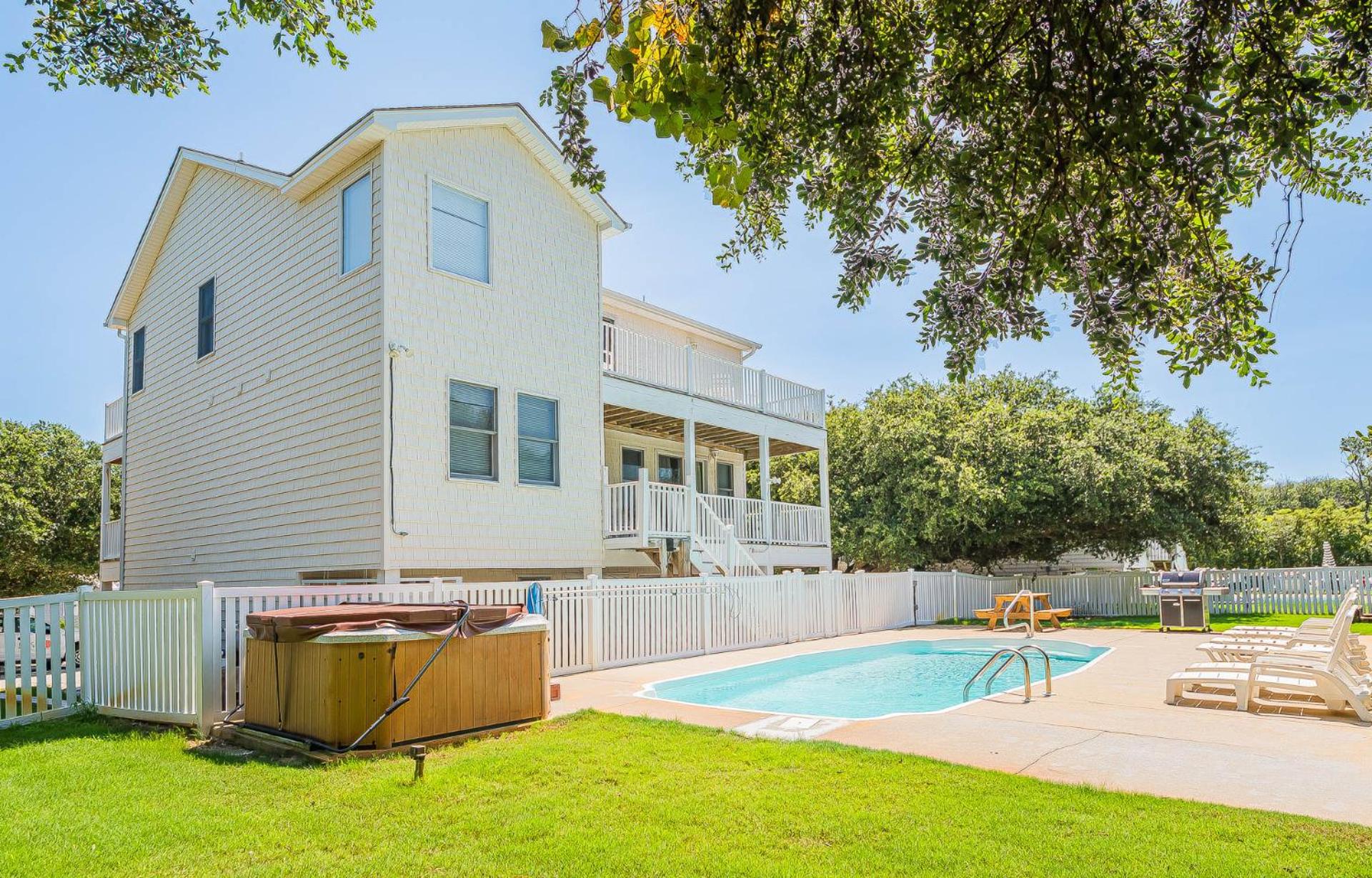 King BEEch - Southern Shores, 300 Yds to Beach, Ocean View, Pool, Hot Hub, Fenced Yard