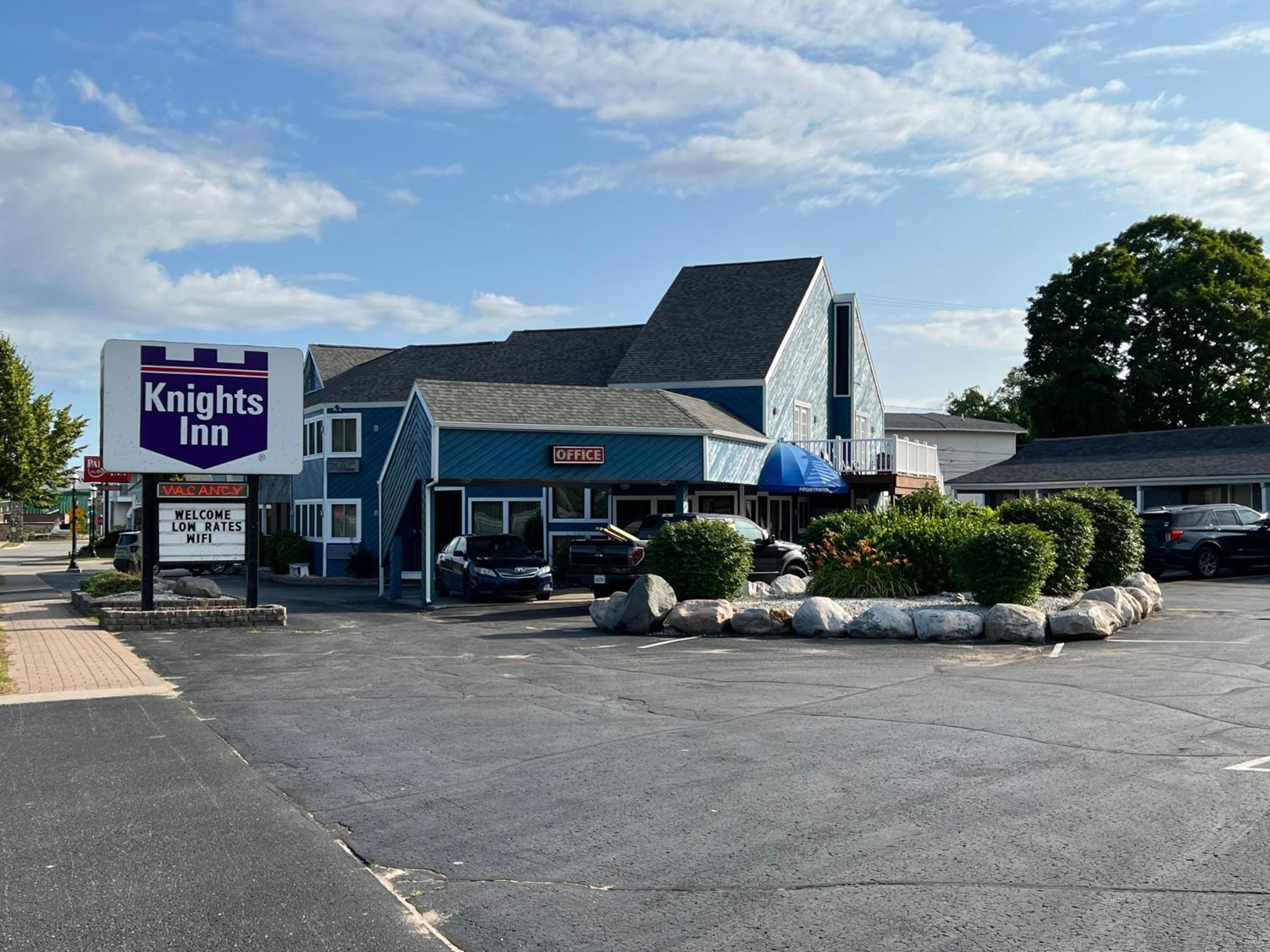 Hotel Knights Inn Mackinaw City - Image 1