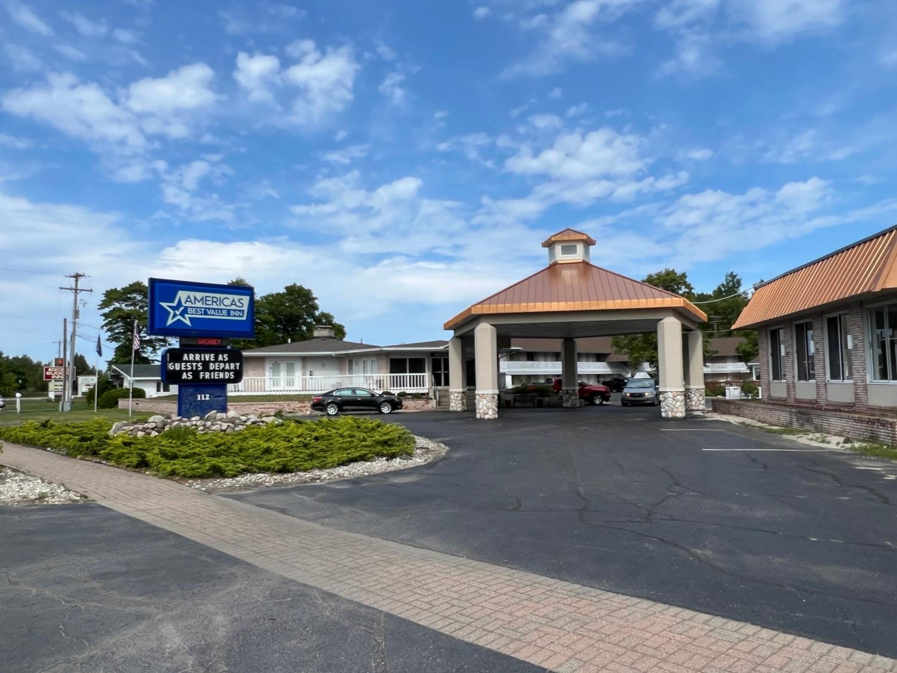 Hotel Americas Best Value Inn Mackinaw City - Image 1