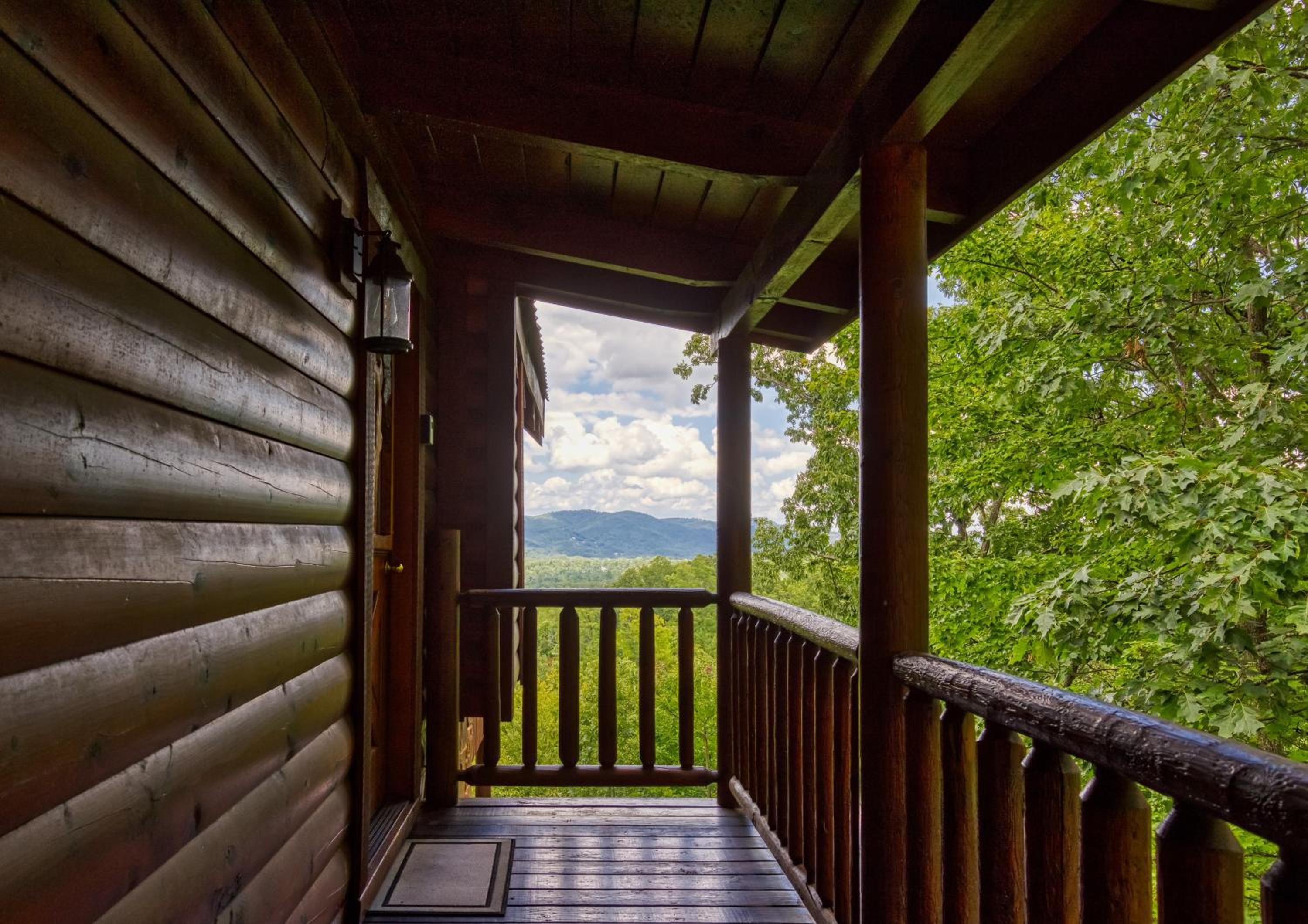 Tree Tops, Hot Tub, Pool table, WIFI, 560 FREE tickets each paid day view 4