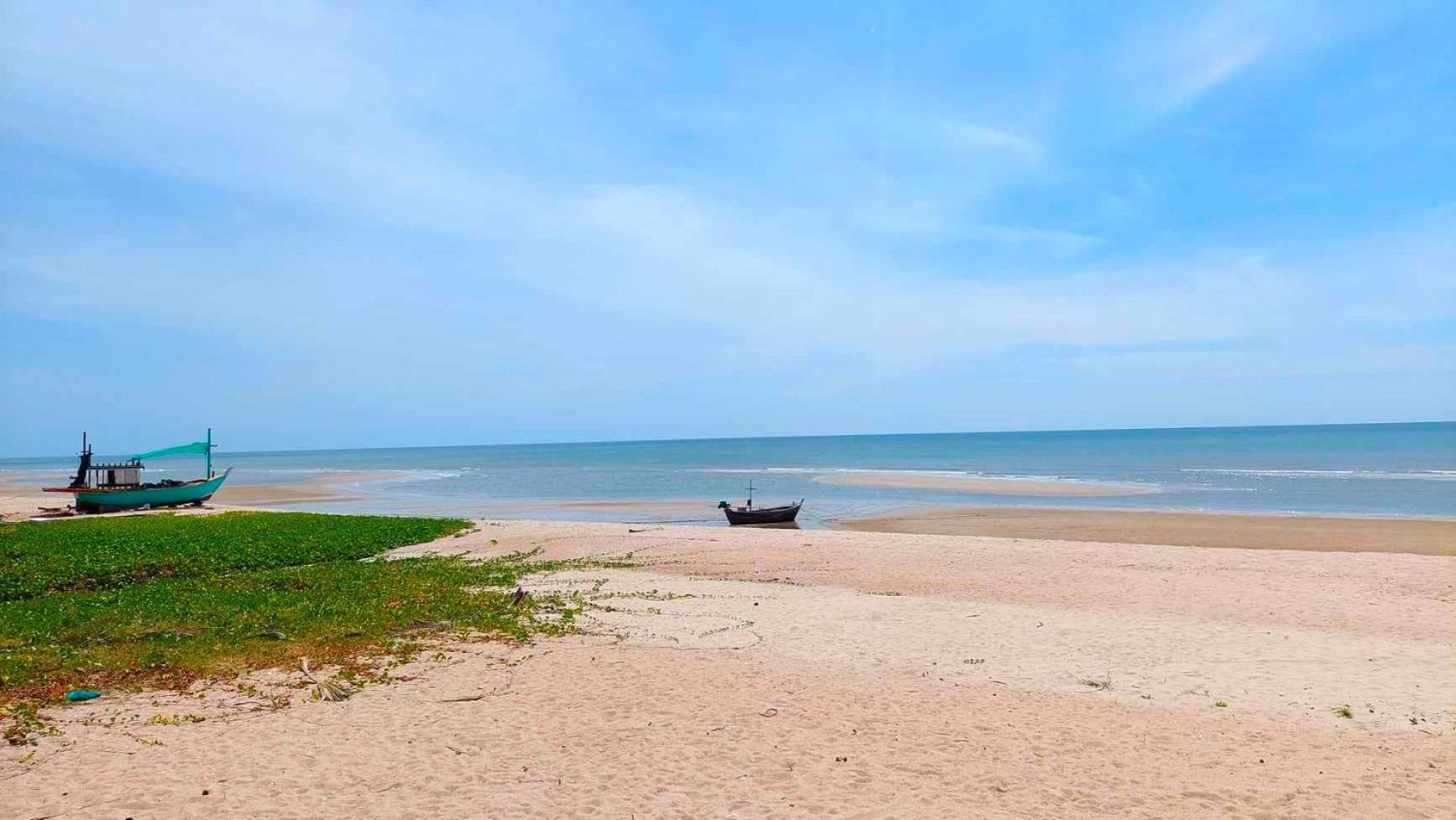 Beachfront Apartment with Balcony, Sea View & Pool View - Cha Am - Hua Hin