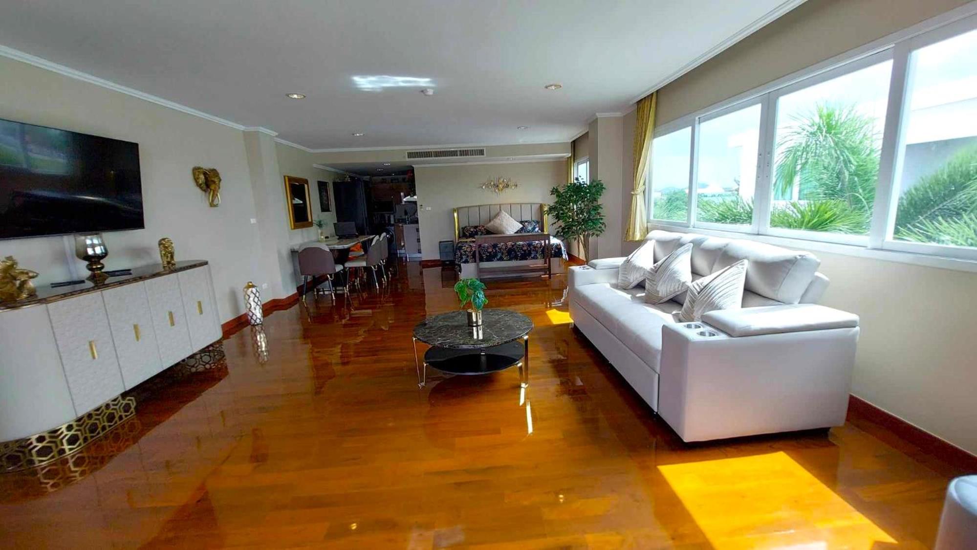 Beachfront Apartment with Balcony, Sea View & Pool View - Cha Am - Hua Hin