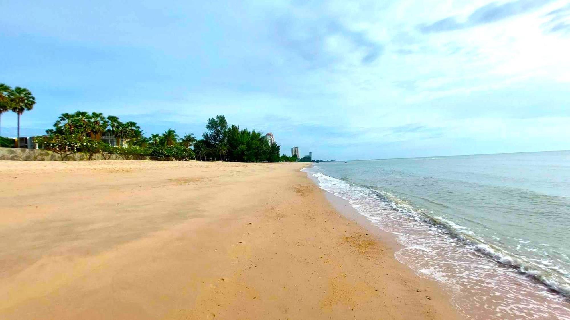 Beachfront Apartment with Balcony, Sea View & Pool View - Cha Am - Hua Hin