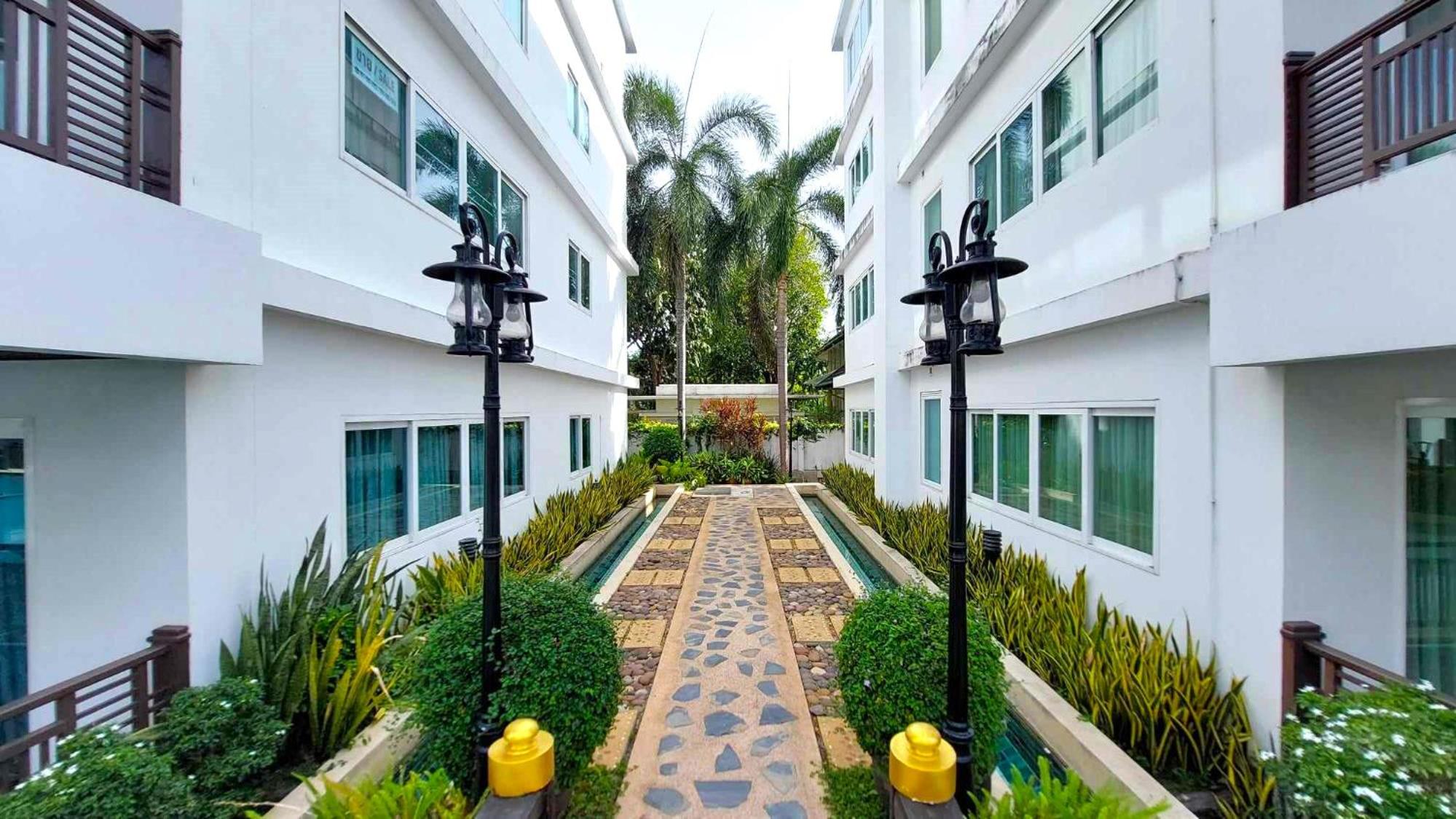 Beachfront Apartment with Balcony, Sea View & Pool View - Cha Am - Hua Hin