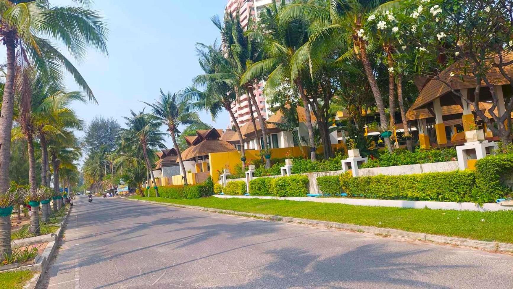 Beachfront Apartment with Balcony, Sea View & Pool View - Cha Am - Hua Hin