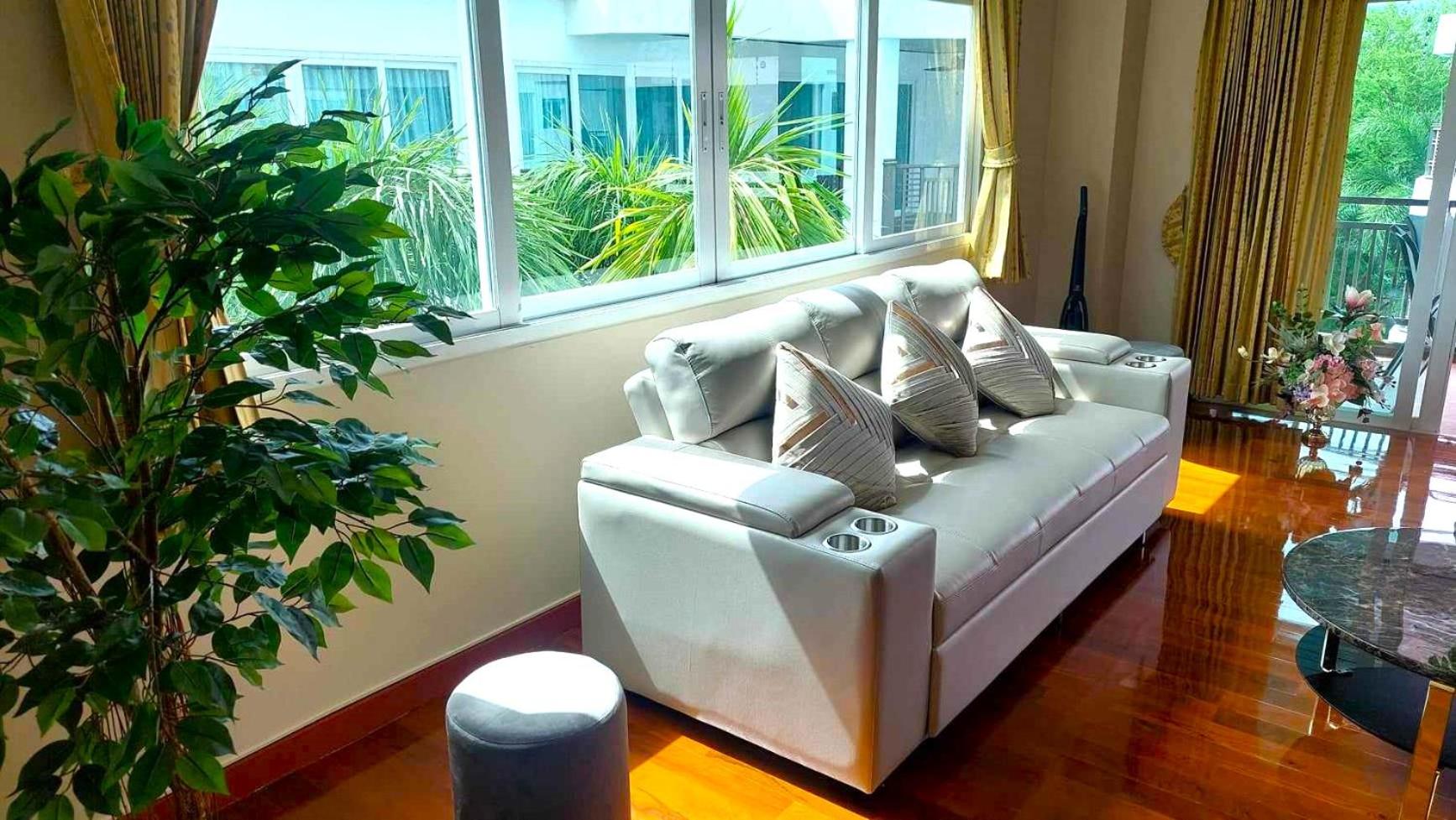 Beachfront Apartment with Balcony, Sea View & Pool View - Cha Am - Hua Hin