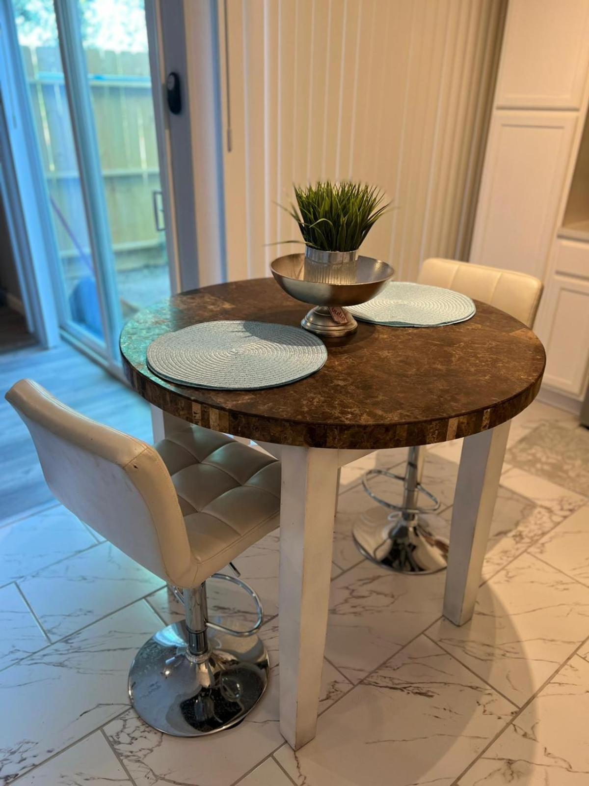 Spacious n Cozy 3 Bedroom // 15 min from Downtown view 5