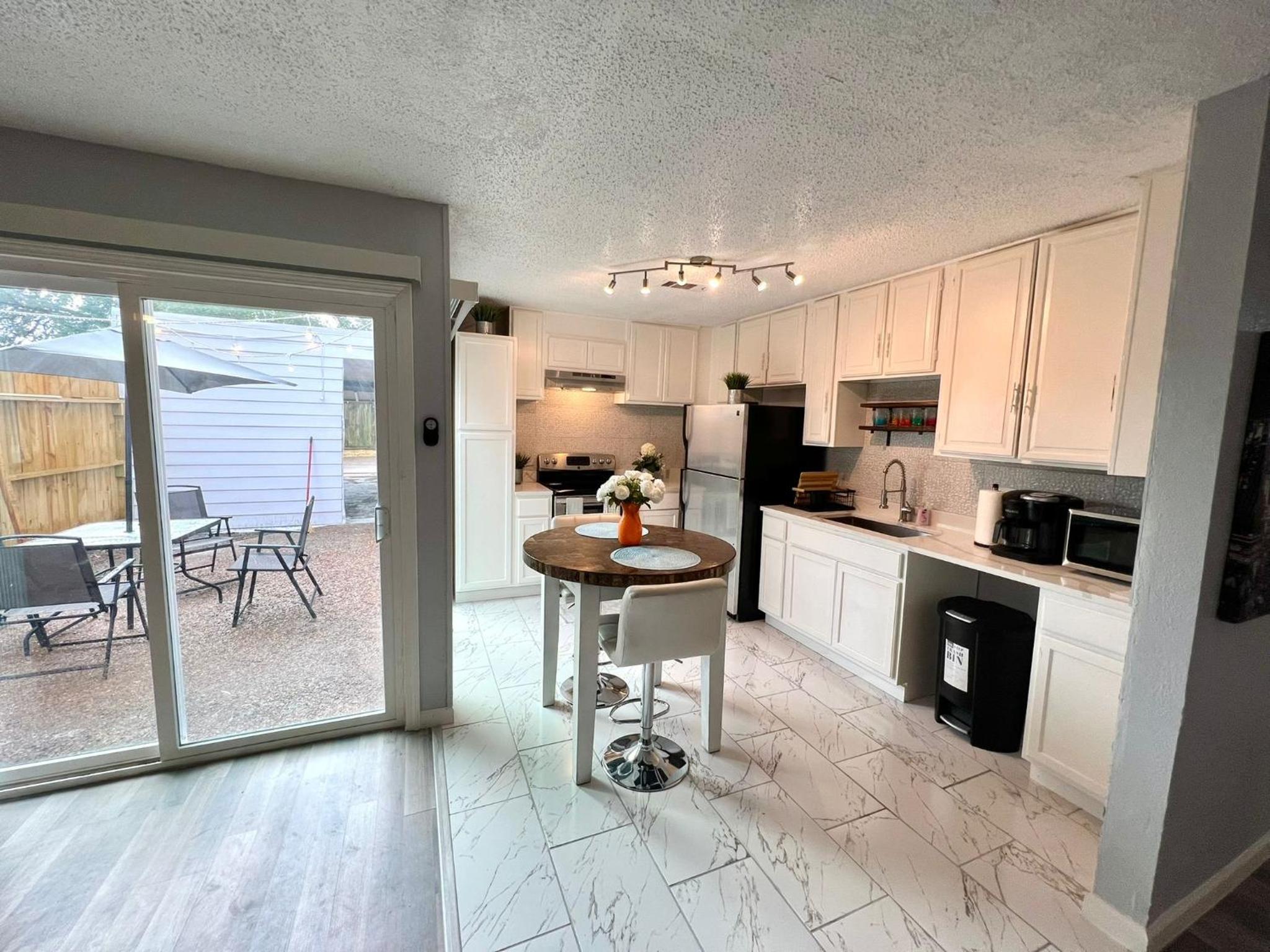 Spacious n Cozy 3 Bedroom // 15 min from Downtown view 2