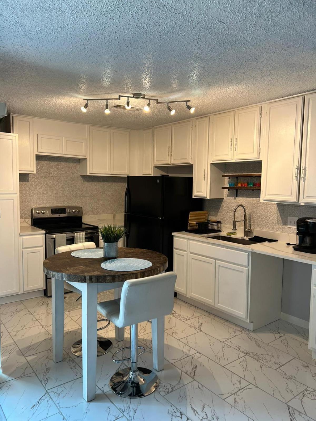 Spacious n Cozy 3 Bedroom // 15 min from Downtown view 4