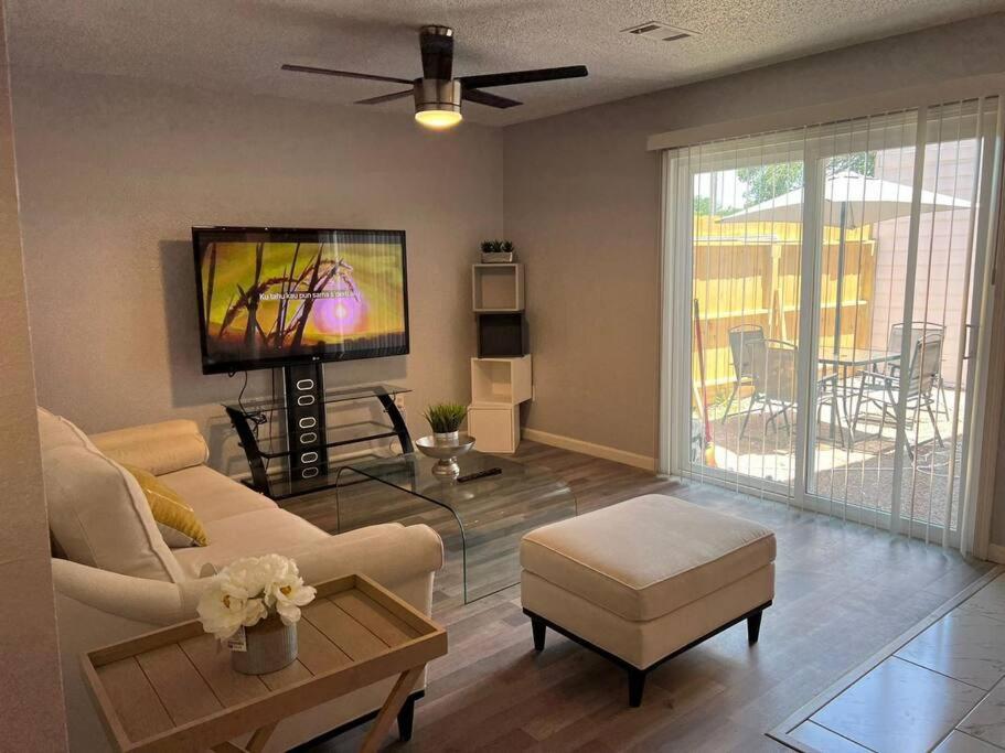 Spacious n Cozy 3 Bedroom // 15 min from Downtown view 3