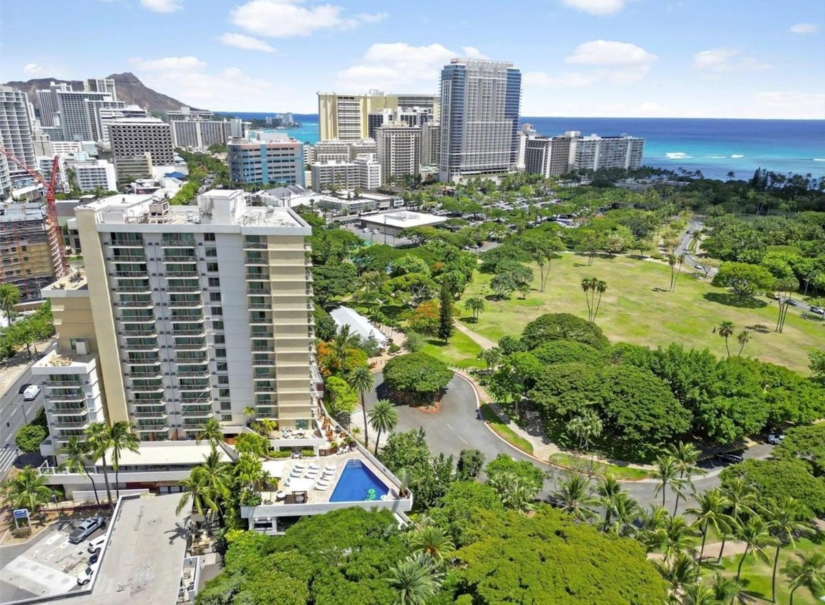 Breezy Luana Waikiki condo view 4