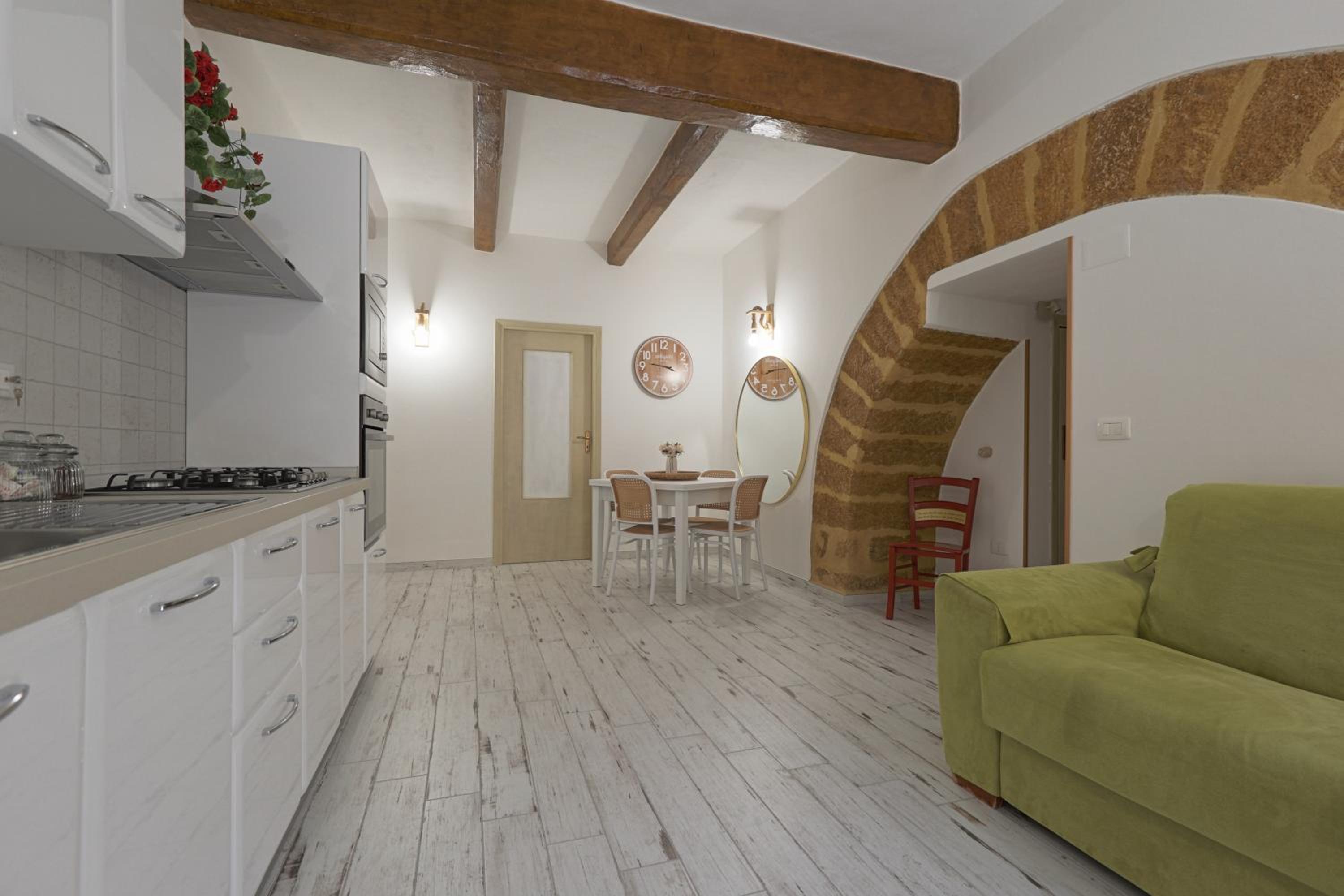 La Sedia Rossa Historical Centre en Agrigento — kitchen
